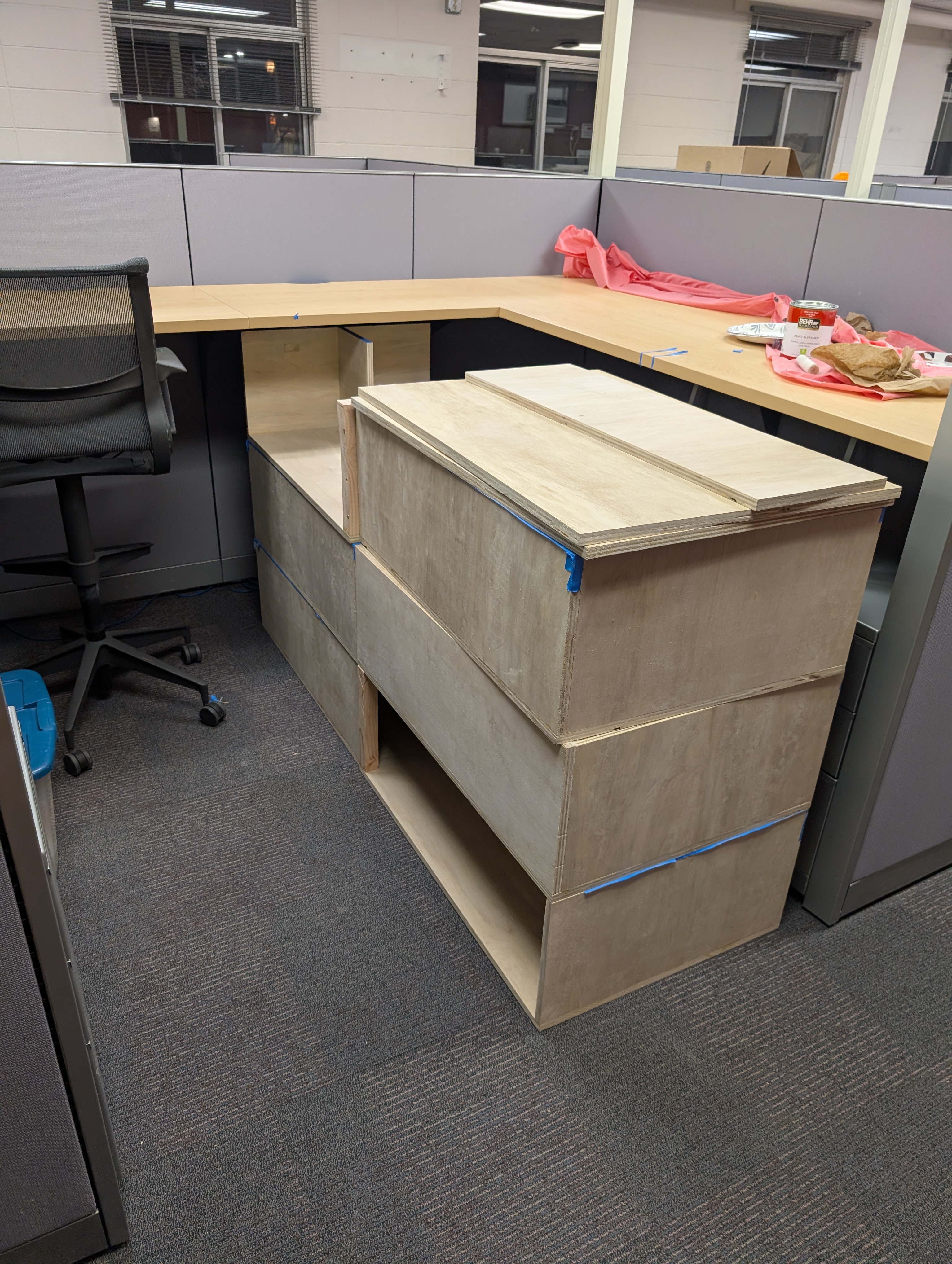 Show-scene dividers assembled in the enclosure